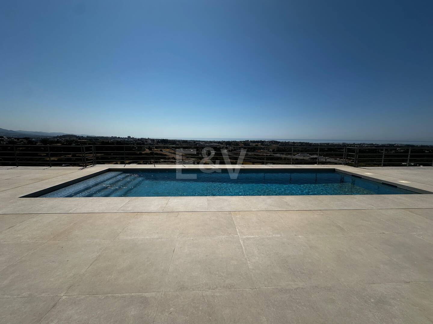 Zeitgenössische Neubauvilla mit Panoramablick aufs Meer in Los Arqueros