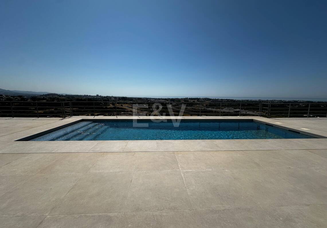 Zeitgenössische Neubauvilla mit Panoramablick aufs Meer in Los Arqueros