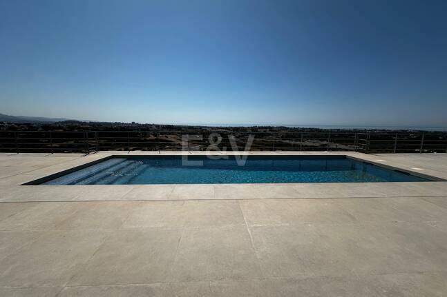 Zeitgenössische Neubauvilla mit Panoramablick aufs Meer in Los Arqueros