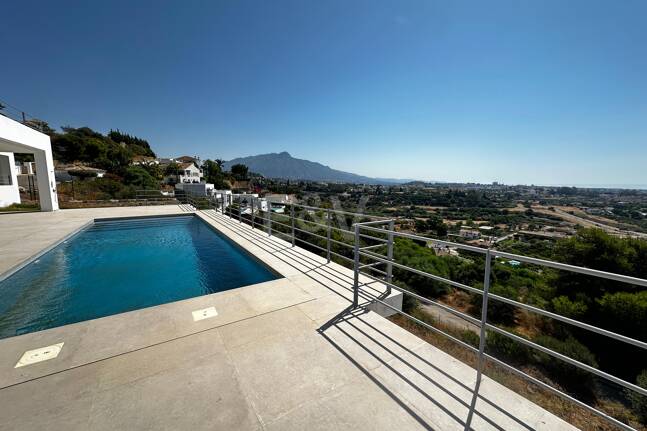 Zeitgenössische Neubauvilla mit Panoramablick aufs Meer in Los Arqueros