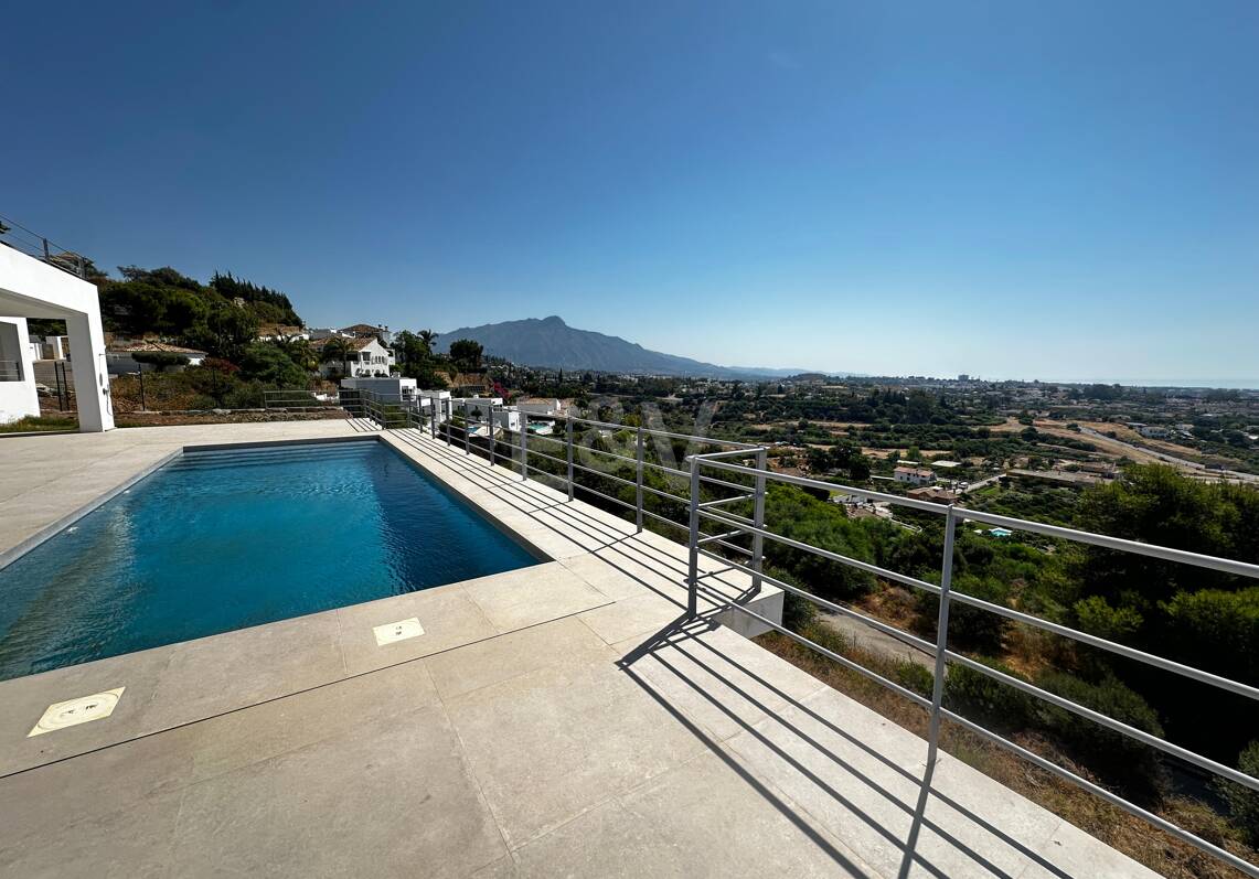 Zeitgenössische Neubauvilla mit Panoramablick aufs Meer in Los Arqueros