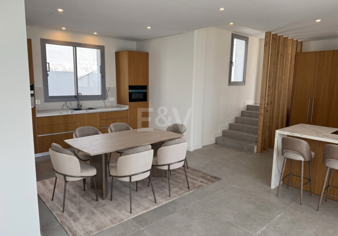 Zeitgenössische Neubauvilla mit Panoramablick aufs Meer in Los Arqueros