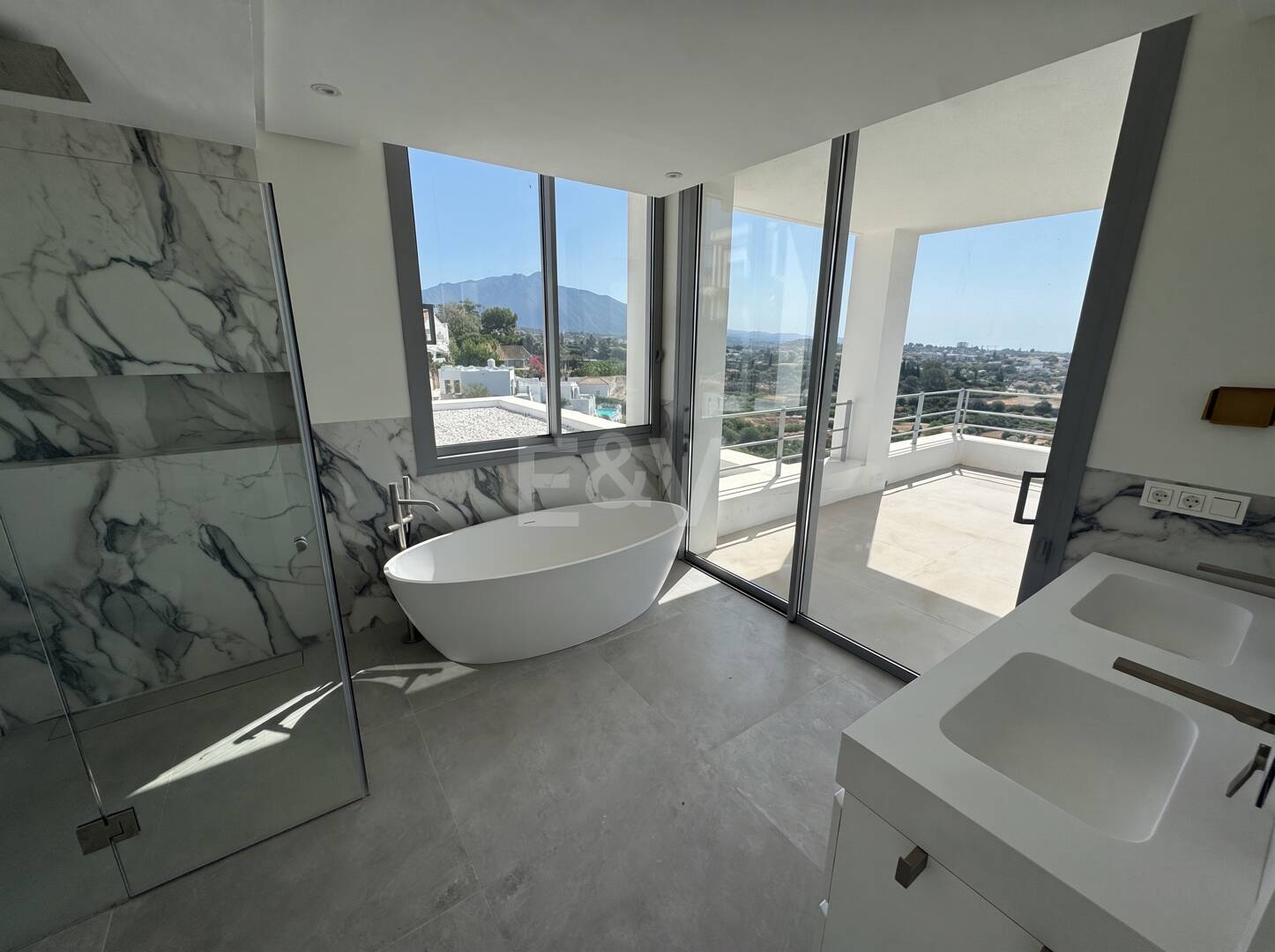 Zeitgenössische Neubauvilla mit Panoramablick aufs Meer in Los Arqueros