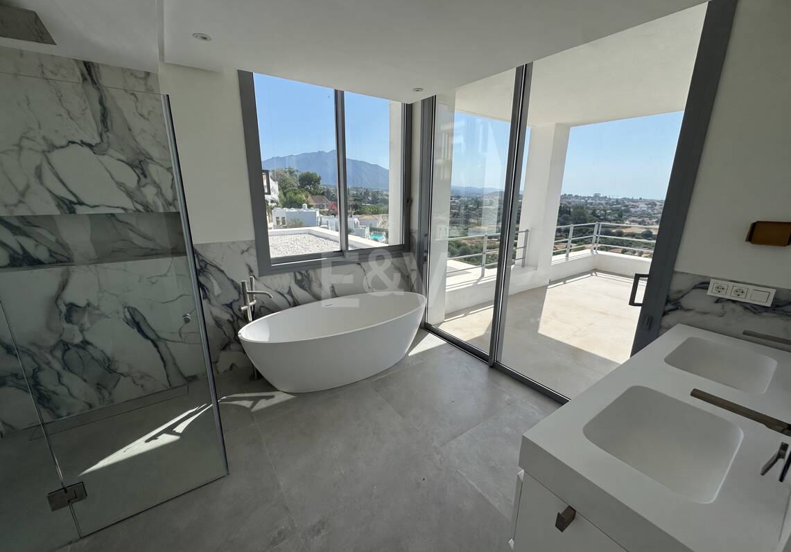 Zeitgenössische Neubauvilla mit Panoramablick aufs Meer in Los Arqueros