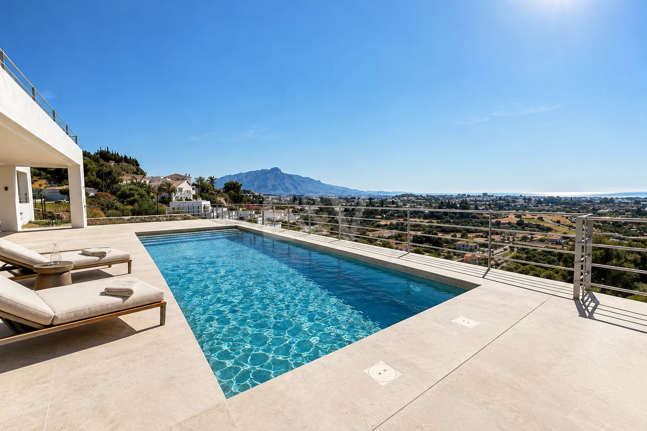 Zeitgenössische Neubauvilla mit Panoramablick aufs Meer in Los Arqueros