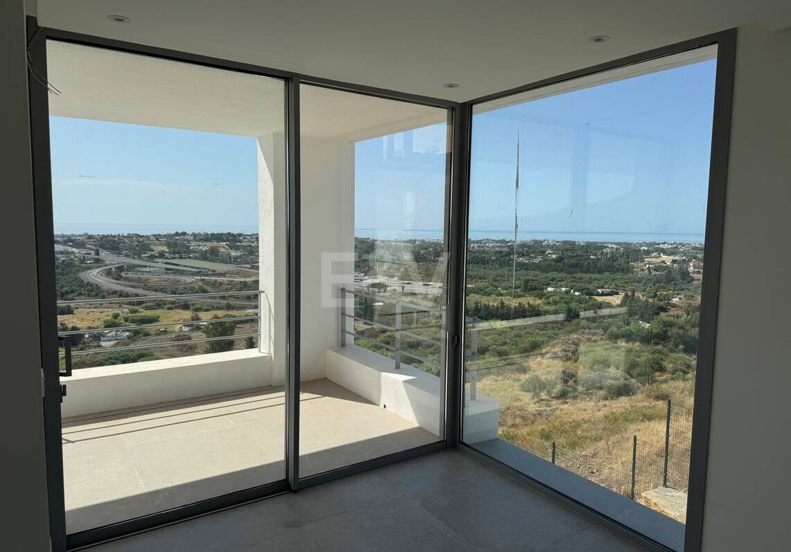 Zeitgenössische Neubauvilla mit Panoramablick aufs Meer in Los Arqueros
