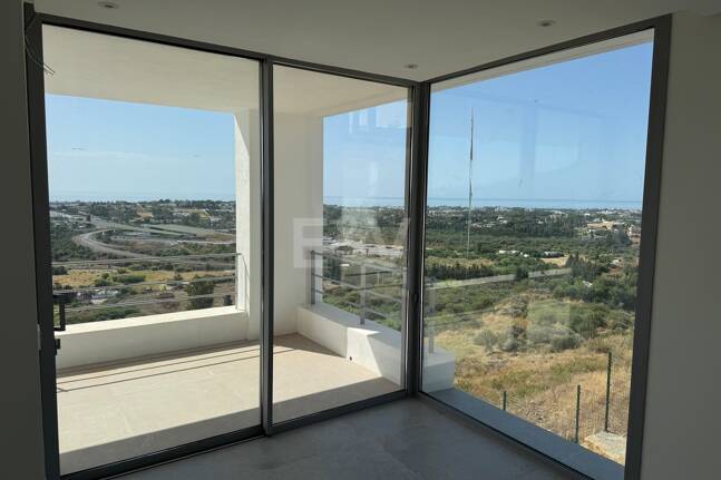 Zeitgenössische Neubauvilla mit Panoramablick aufs Meer in Los Arqueros