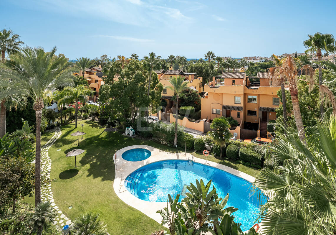 Casa adosada de diseño elegante con solárium en la azotea en la Milla de Oro