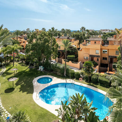 Casa adosada de diseño elegante con solárium en la azotea en la Milla de Oro