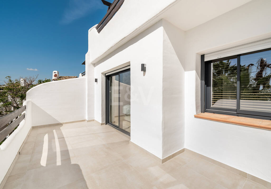 Casa adosada de diseño elegante con solárium en la azotea en la Milla de Oro