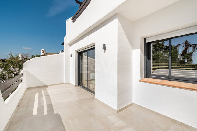 Casa adosada de diseño elegante con solárium en la azotea en la Milla de Oro