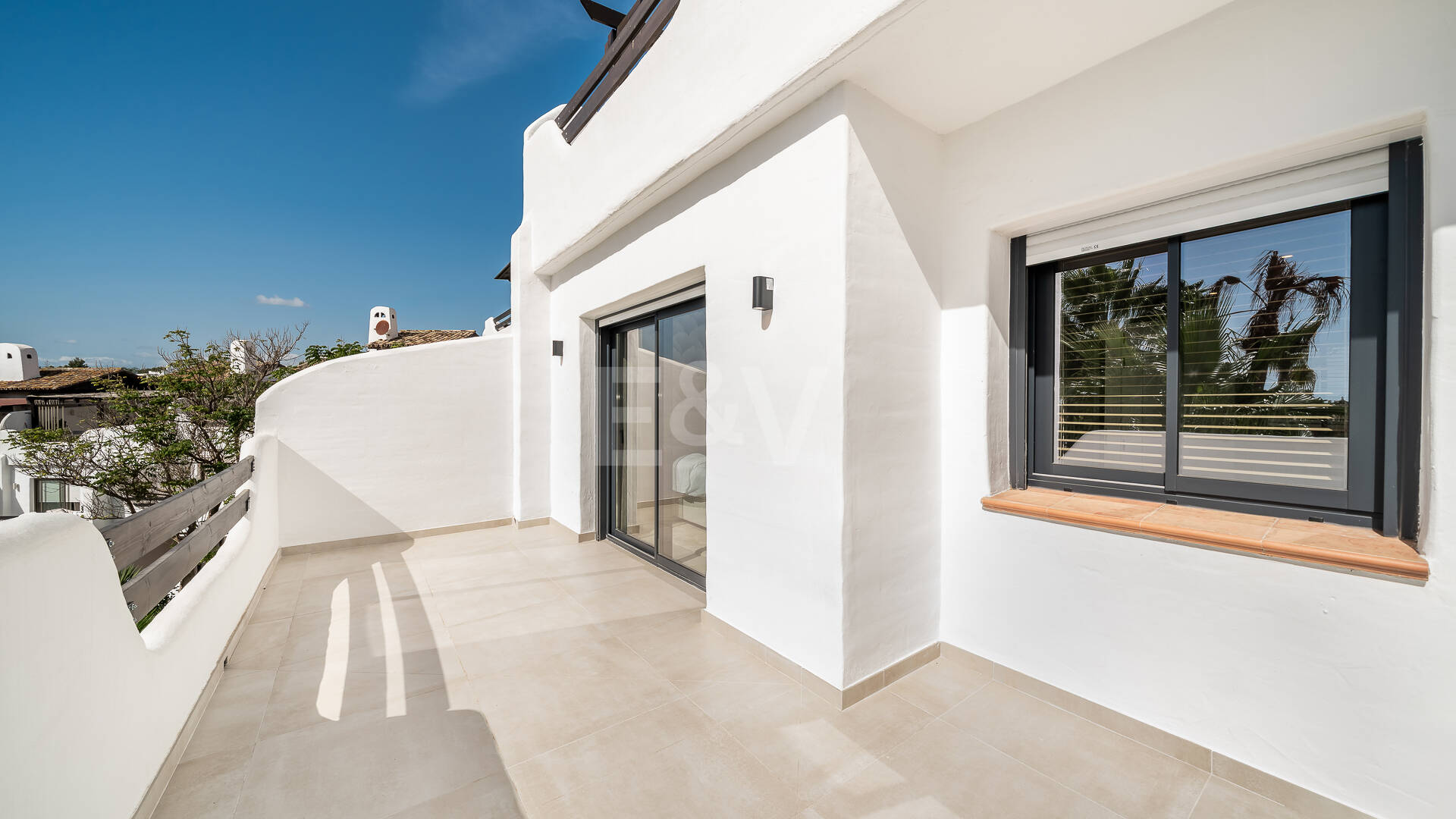 Casa adosada de diseño elegante con solárium en la azotea en la Milla de Oro