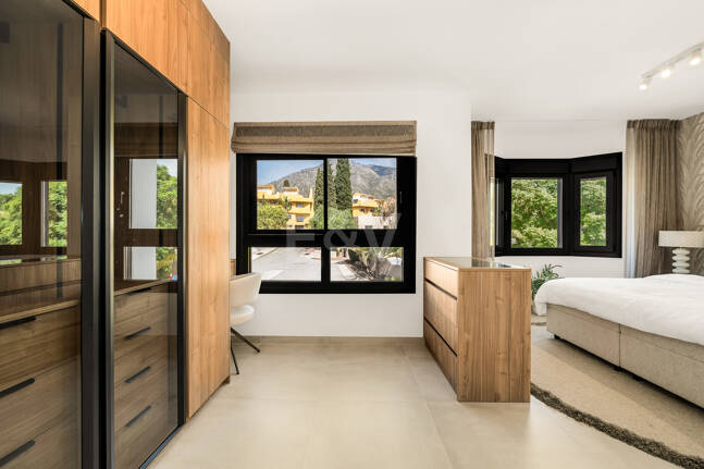 Casa adosada de diseño elegante con solárium en la azotea en la Milla de Oro