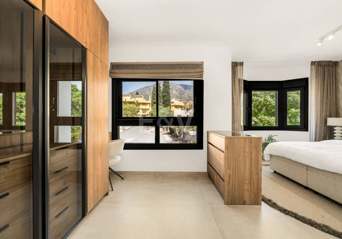 Casa adosada de diseño elegante con solárium en la azotea en la Milla de Oro