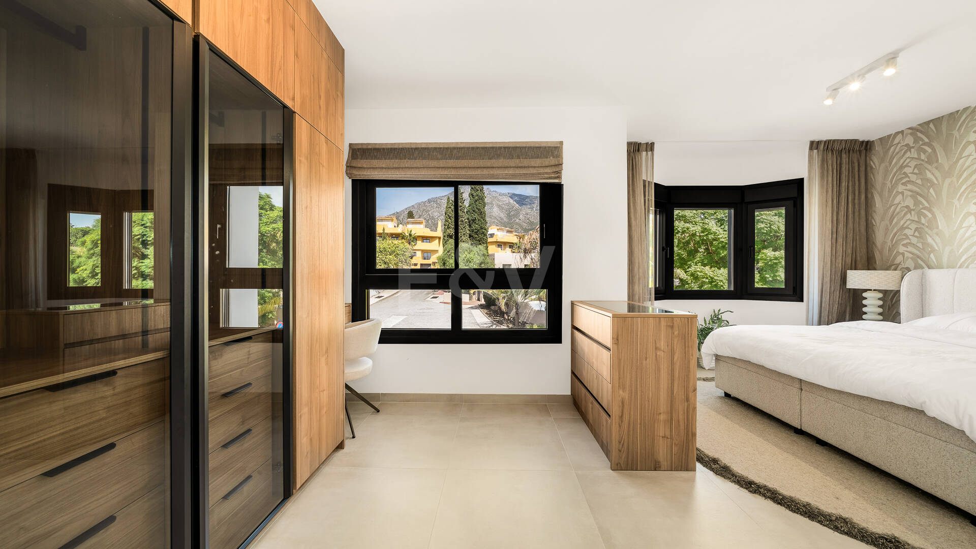 Casa adosada de diseño elegante con solárium en la azotea en la Milla de Oro
