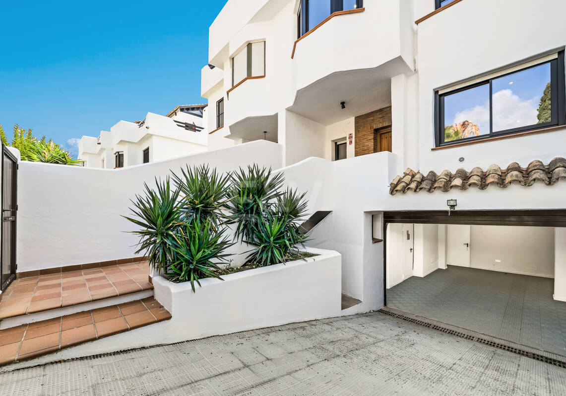 Casa adosada de diseño elegante con solárium en la azotea en la Milla de Oro