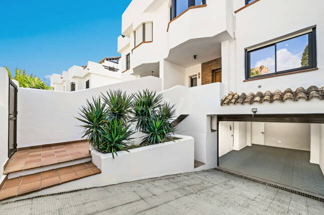 Casa adosada de diseño elegante con solárium en la azotea en la Milla de Oro
