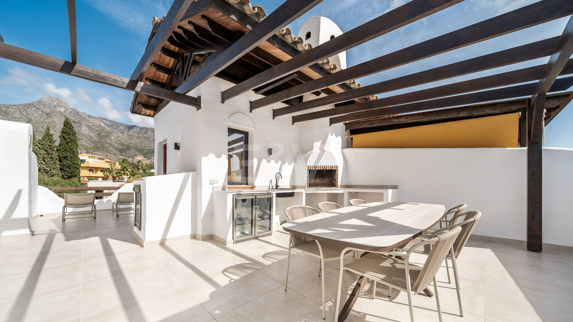 Casa adosada de diseño elegante con solárium en la azotea en la Milla de Oro