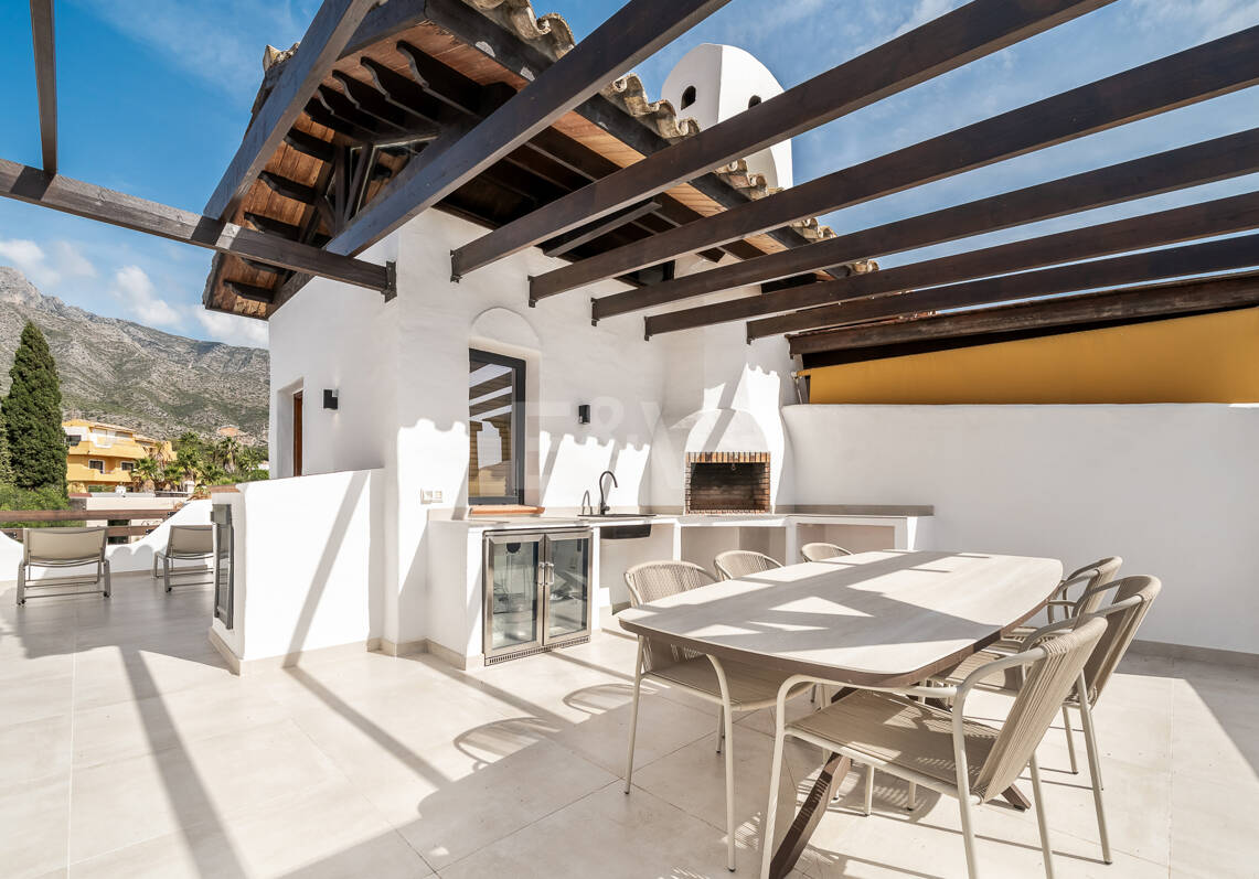 Casa adosada de diseño elegante con solárium en la azotea en la Milla de Oro