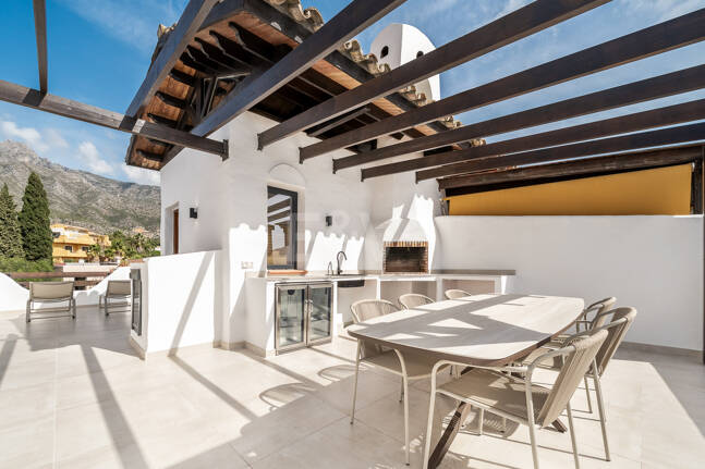 Casa adosada de diseño elegante con solárium en la azotea en la Milla de Oro