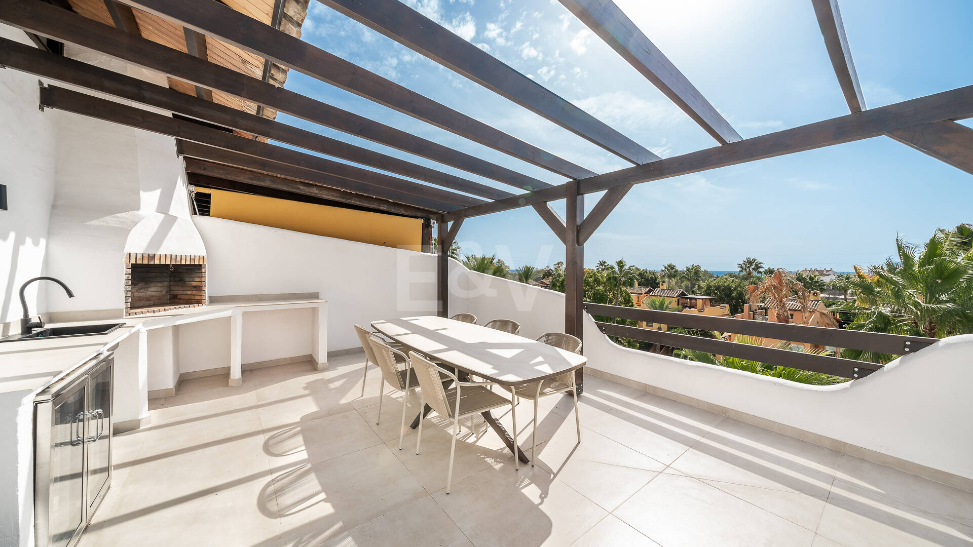 Casa adosada de diseño elegante con solárium en la azotea en la Milla de Oro