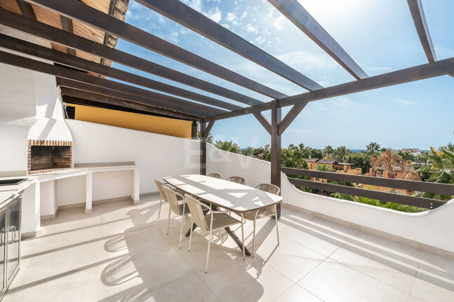 Casa adosada de diseño elegante con solárium en la azotea en la Milla de Oro
