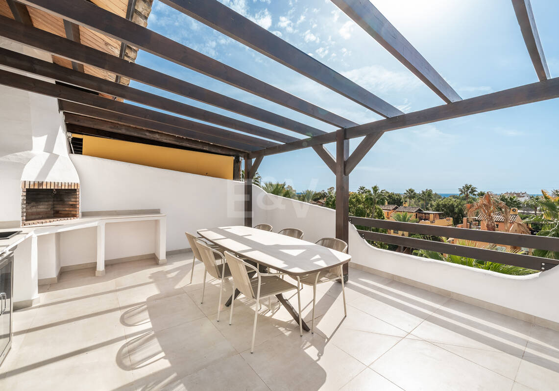 Casa adosada de diseño elegante con solárium en la azotea en la Milla de Oro