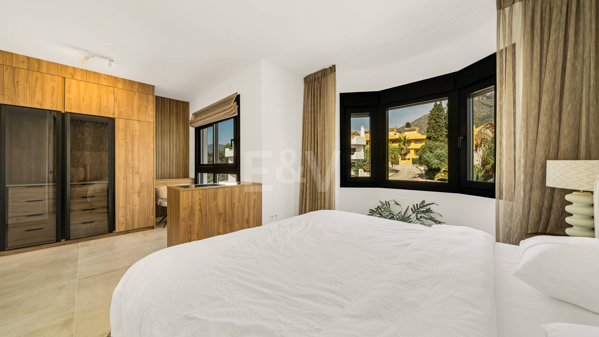Casa adosada de diseño elegante con solárium en la azotea en la Milla de Oro