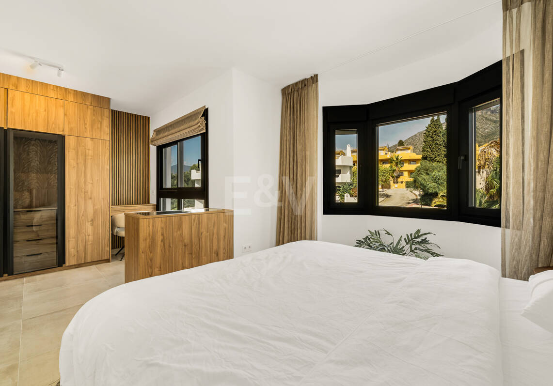 Casa adosada de diseño elegante con solárium en la azotea en la Milla de Oro