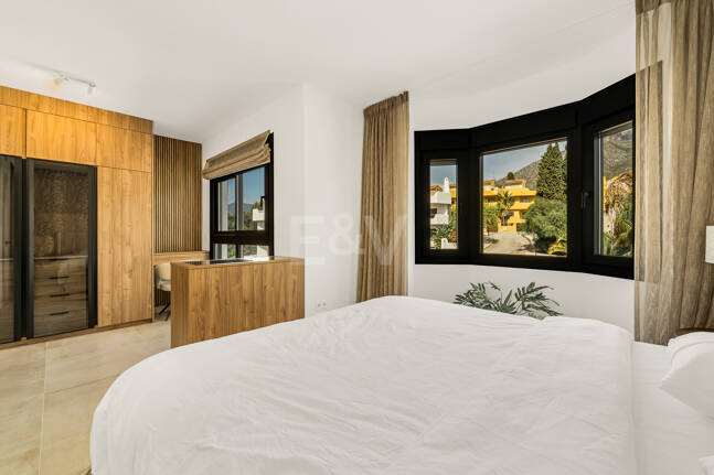 Casa adosada de diseño elegante con solárium en la azotea en la Milla de Oro
