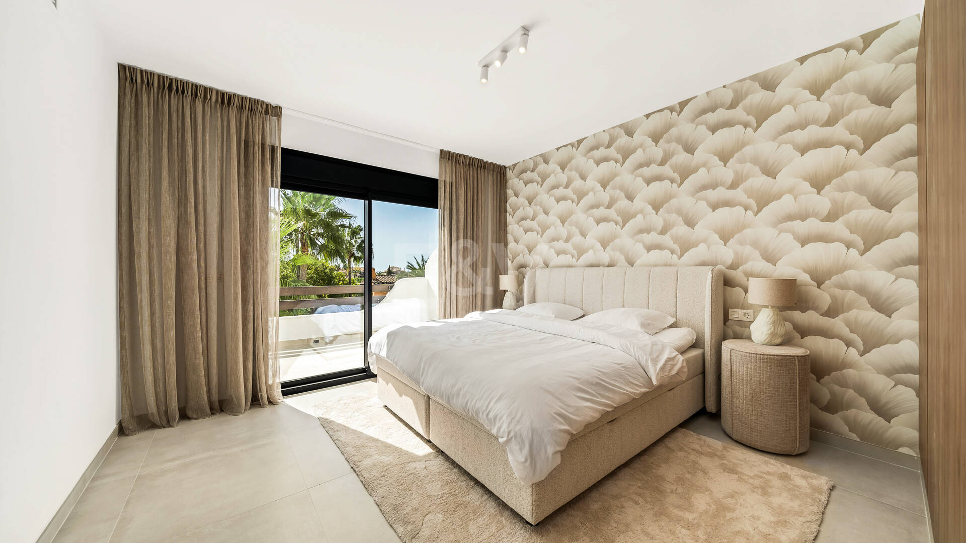 Casa adosada de diseño elegante con solárium en la azotea en la Milla de Oro