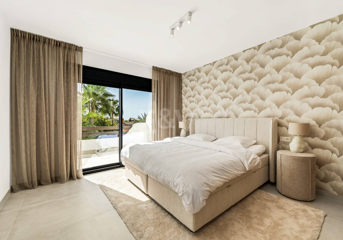Casa adosada de diseño elegante con solárium en la azotea en la Milla de Oro