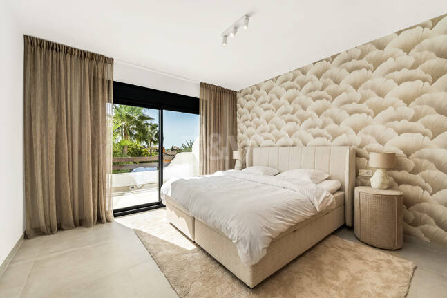 Casa adosada de diseño elegante con solárium en la azotea en la Milla de Oro