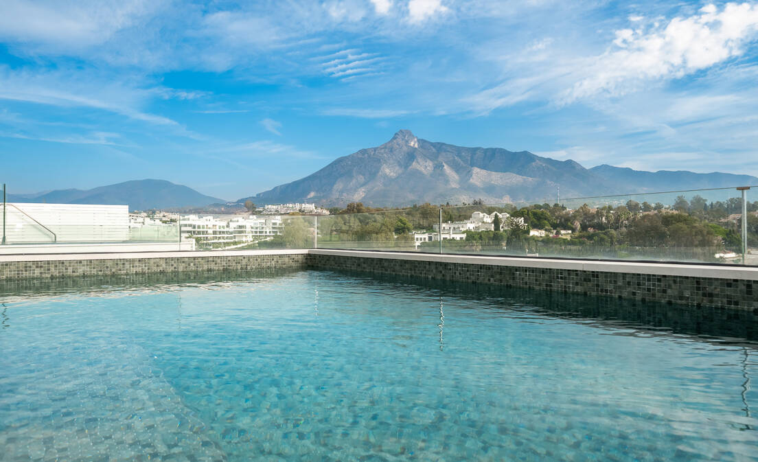 Takvåning till salu i Marbella Golden Mile, Marbella with 3 bedrooms, 5 bathrooms and has pool and garage. Dimensions: 315m&sup2;...