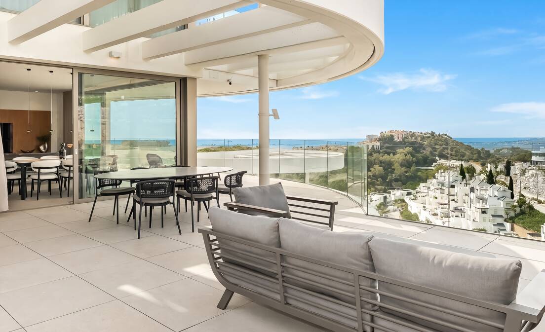 Situated in Phase 1 of The View Marbella, an exclusive gated residential development in La Quinta, near Marbella, this elegant...