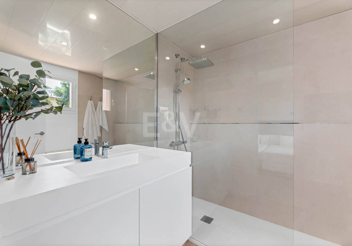 Fully Modernised Beachside Penthouse in Elviria