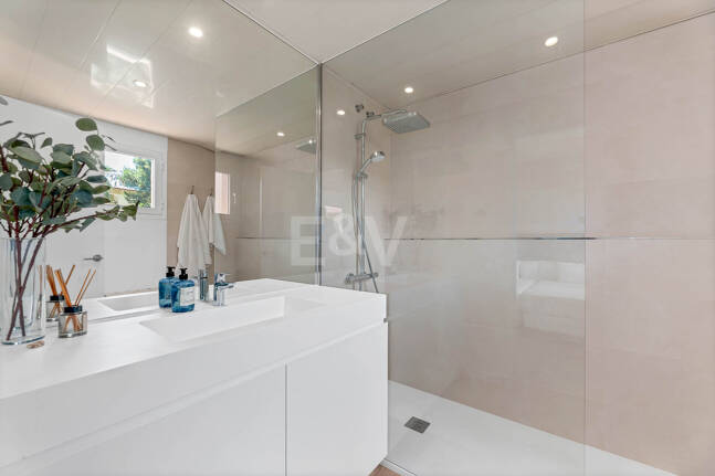 Fully Modernised Beachside Penthouse in Elviria