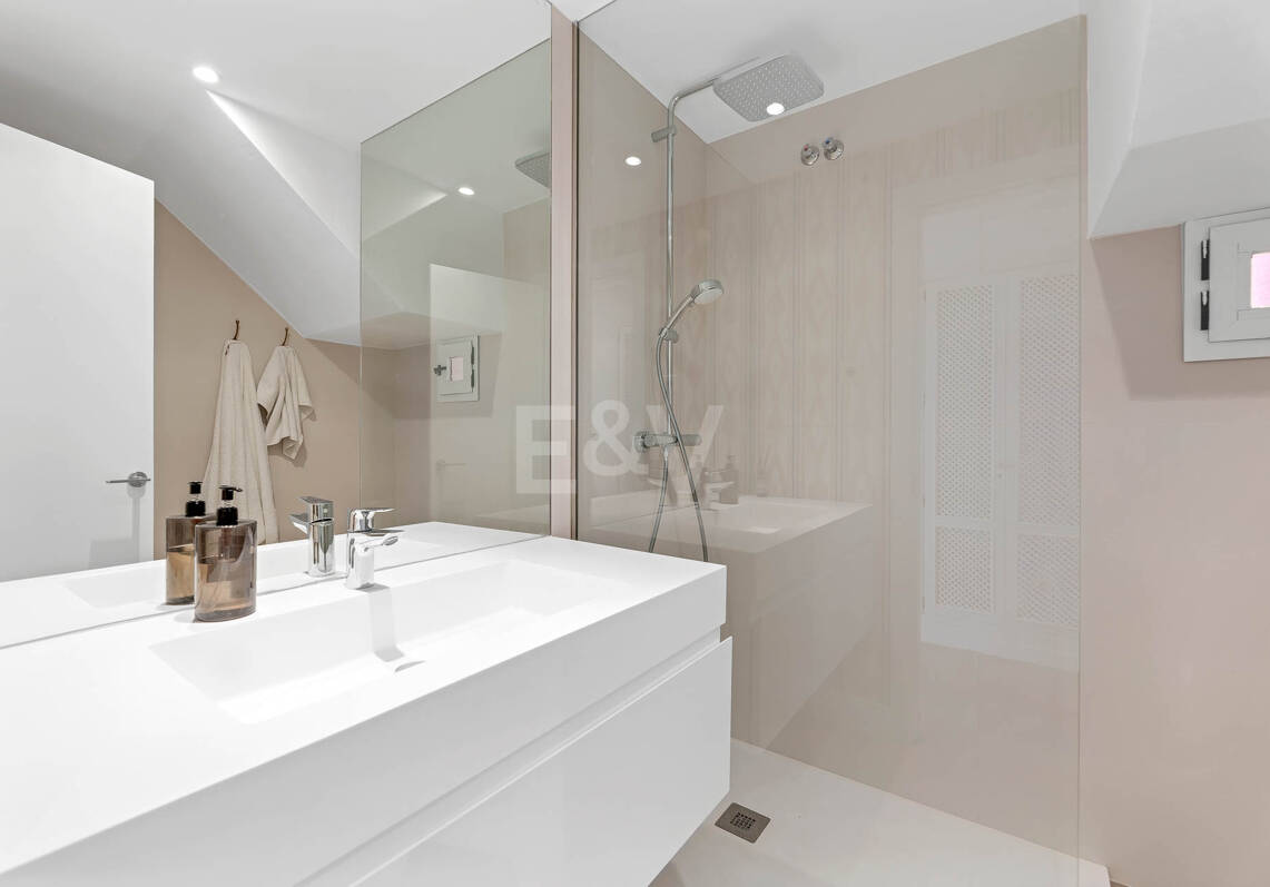 Fully Modernised Beachside Penthouse in Elviria