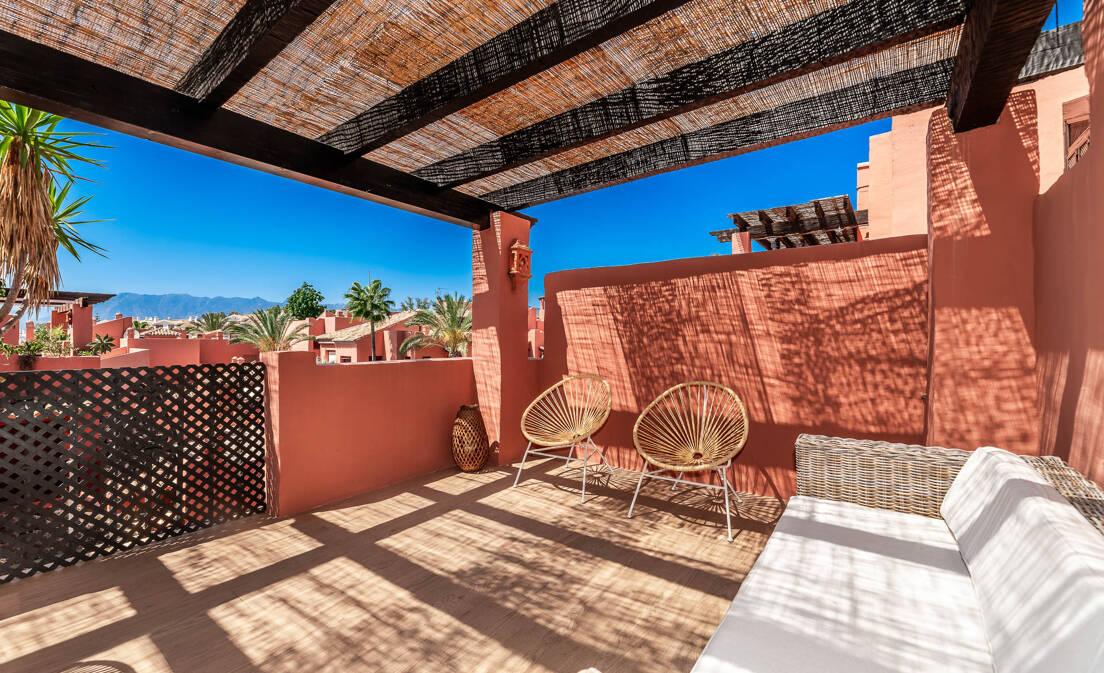Descubra la sensación de lujo de vivir en Marbella con este exquisito ático de 3 dormitorios junto a la playa,...