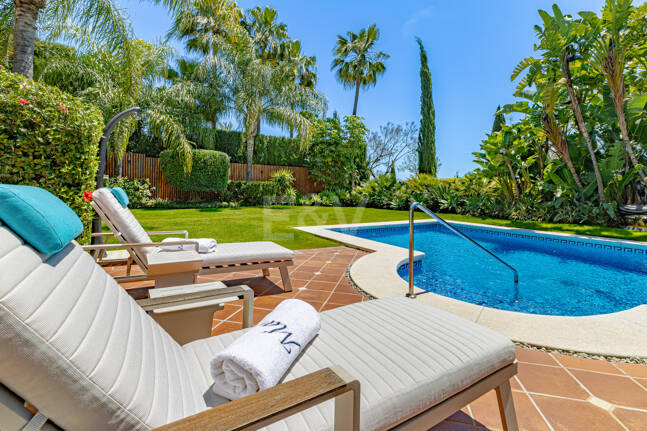 Luxurious Timeless Residence with Panoramic Sea Views in Los Flamingos