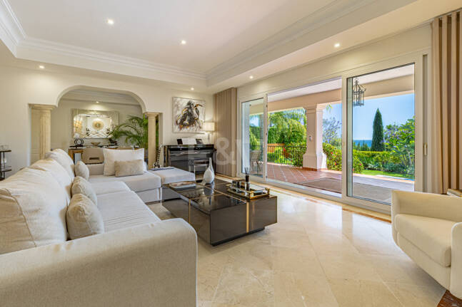 Luxurious Timeless Residence with Panoramic Sea Views in Los Flamingos