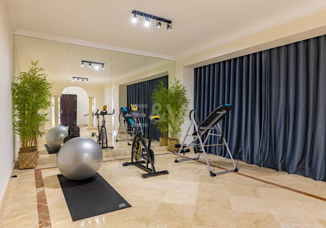Luxurious Timeless Residence with Panoramic Sea Views in Los Flamingos