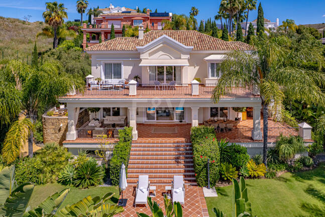 Luxurious Timeless Residence with Panoramic Sea Views in Los Flamingos