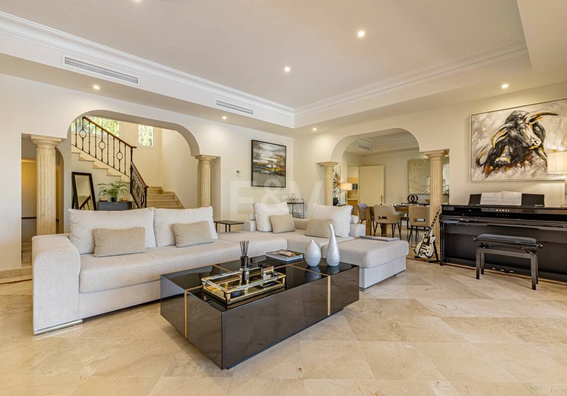 Luxurious Timeless Residence with Panoramic Sea Views in Los Flamingos