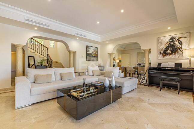 Luxurious Timeless Residence with Panoramic Sea Views in Los Flamingos