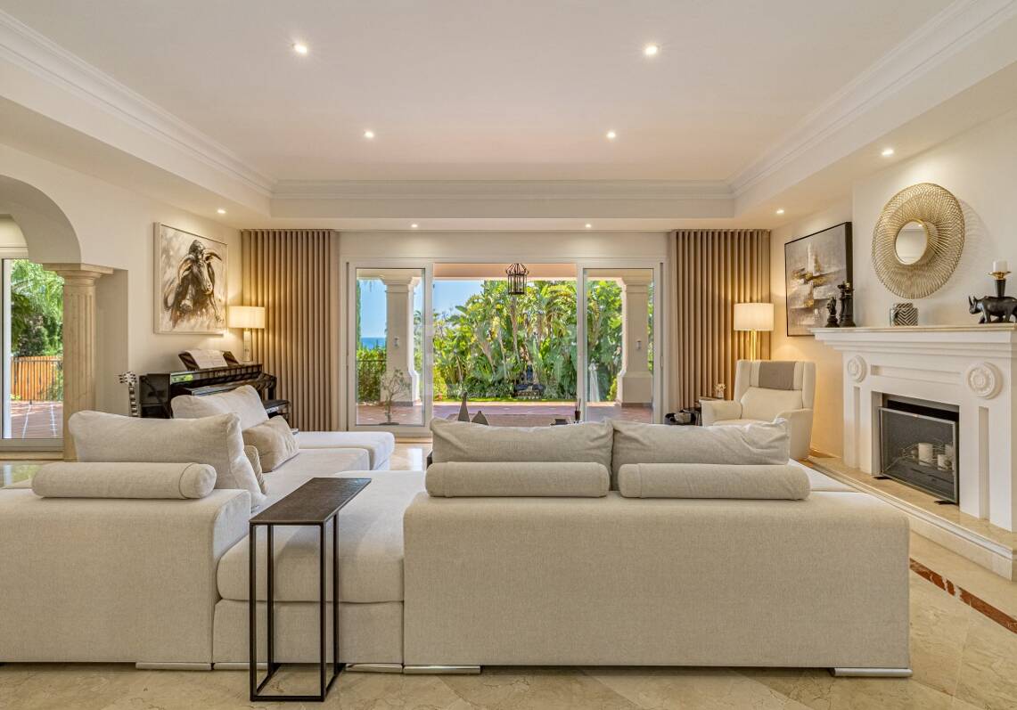 Luxurious Timeless Residence with Panoramic Sea Views in Los Flamingos