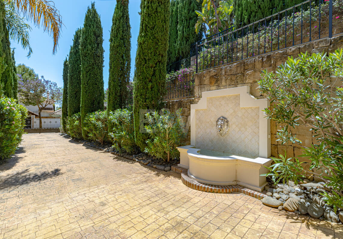 Luxurious Timeless Residence with Panoramic Sea Views in Los Flamingos