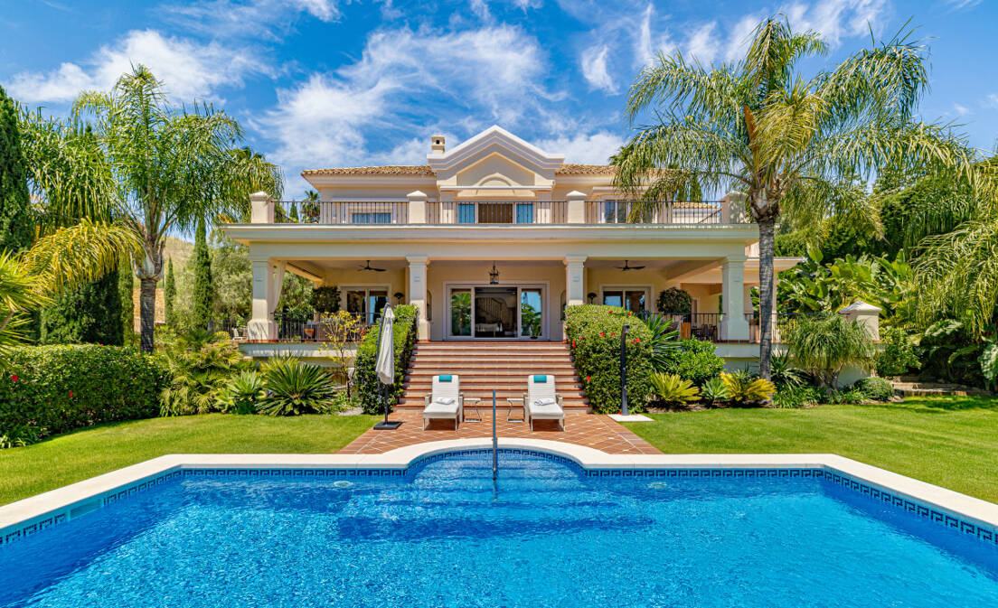 Set within the prestigious gated community of Los Flamingos in Benahavís, this elegant Andalusian-style villa enjoys a privileged location, just...