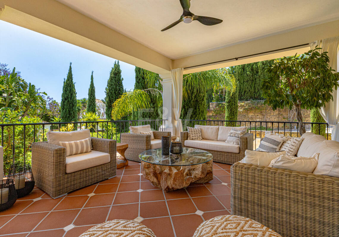 Luxurious Timeless Residence with Panoramic Sea Views in Los Flamingos