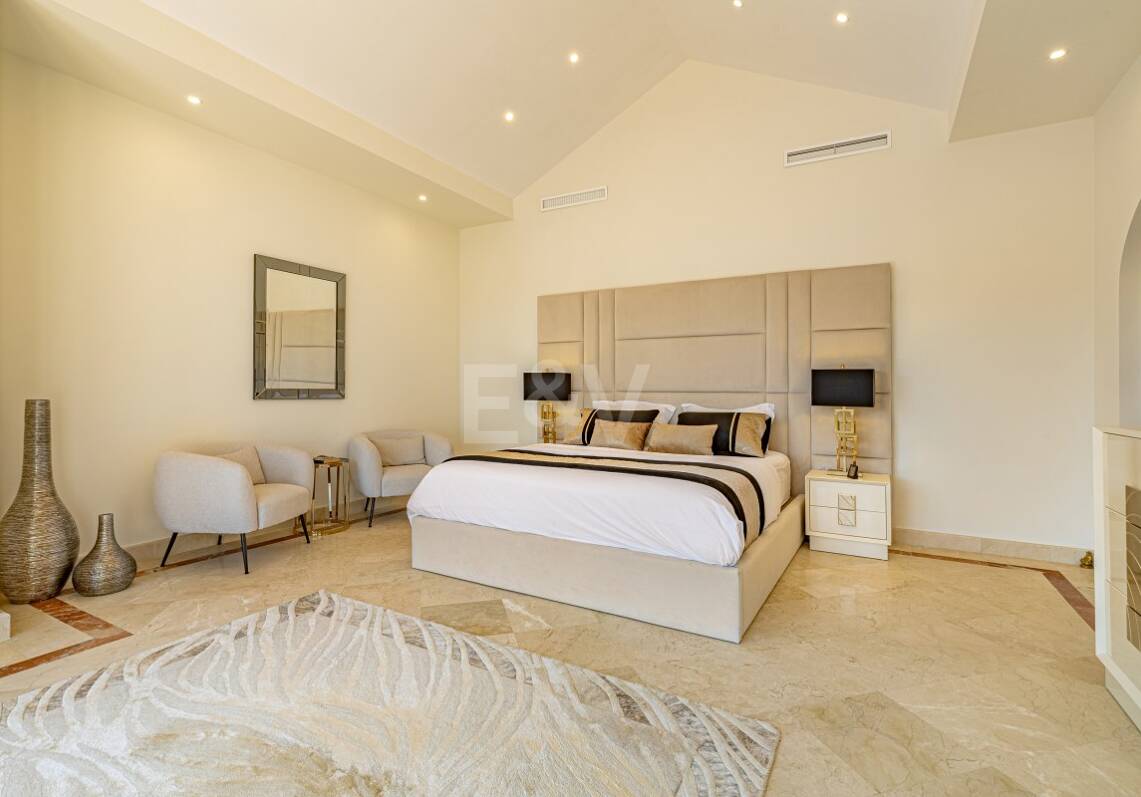Luxurious Timeless Residence with Panoramic Sea Views in Los Flamingos